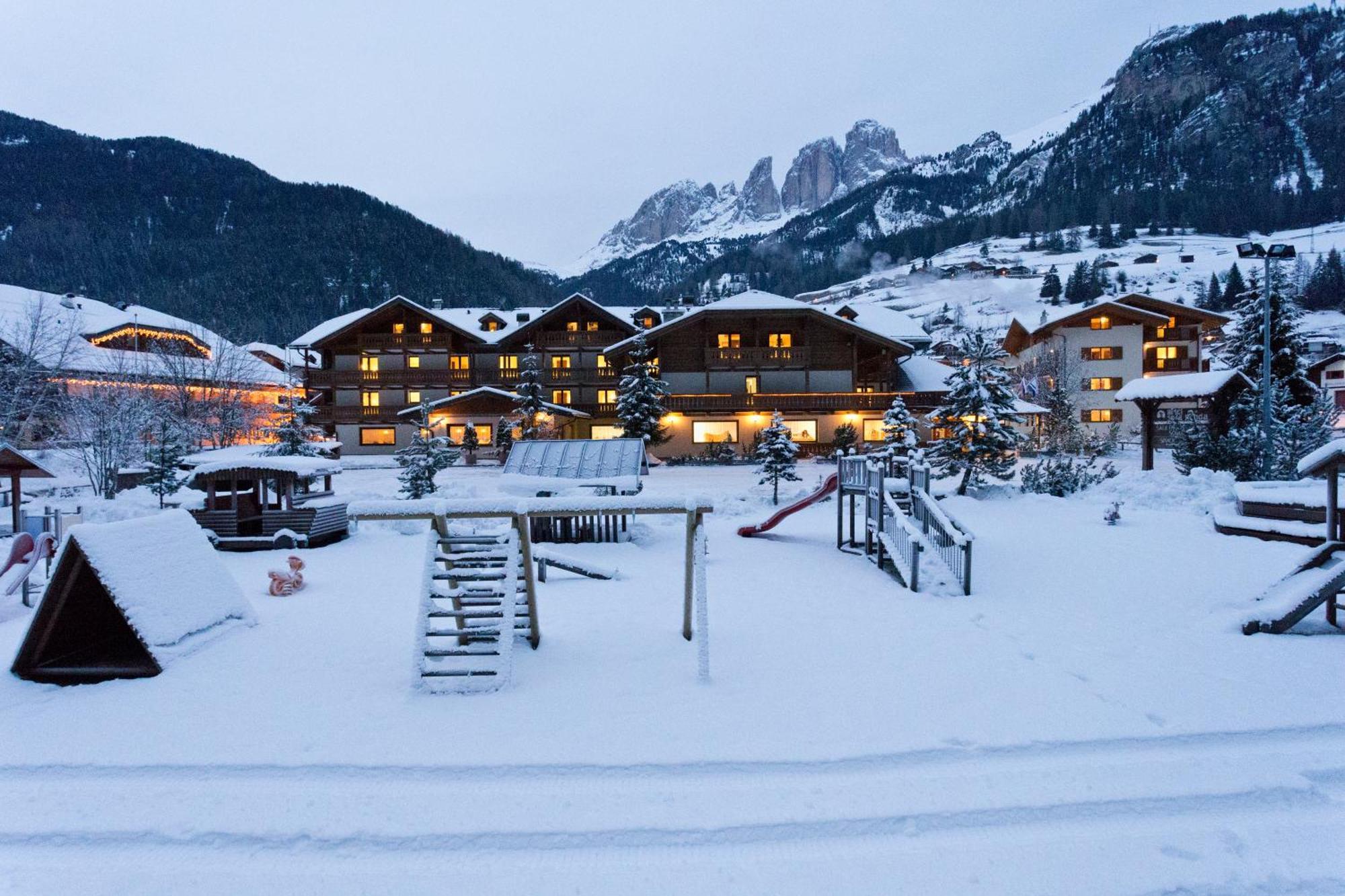 Hotel Sella Ronda Serenella Campitello di Fassa Exterior photo