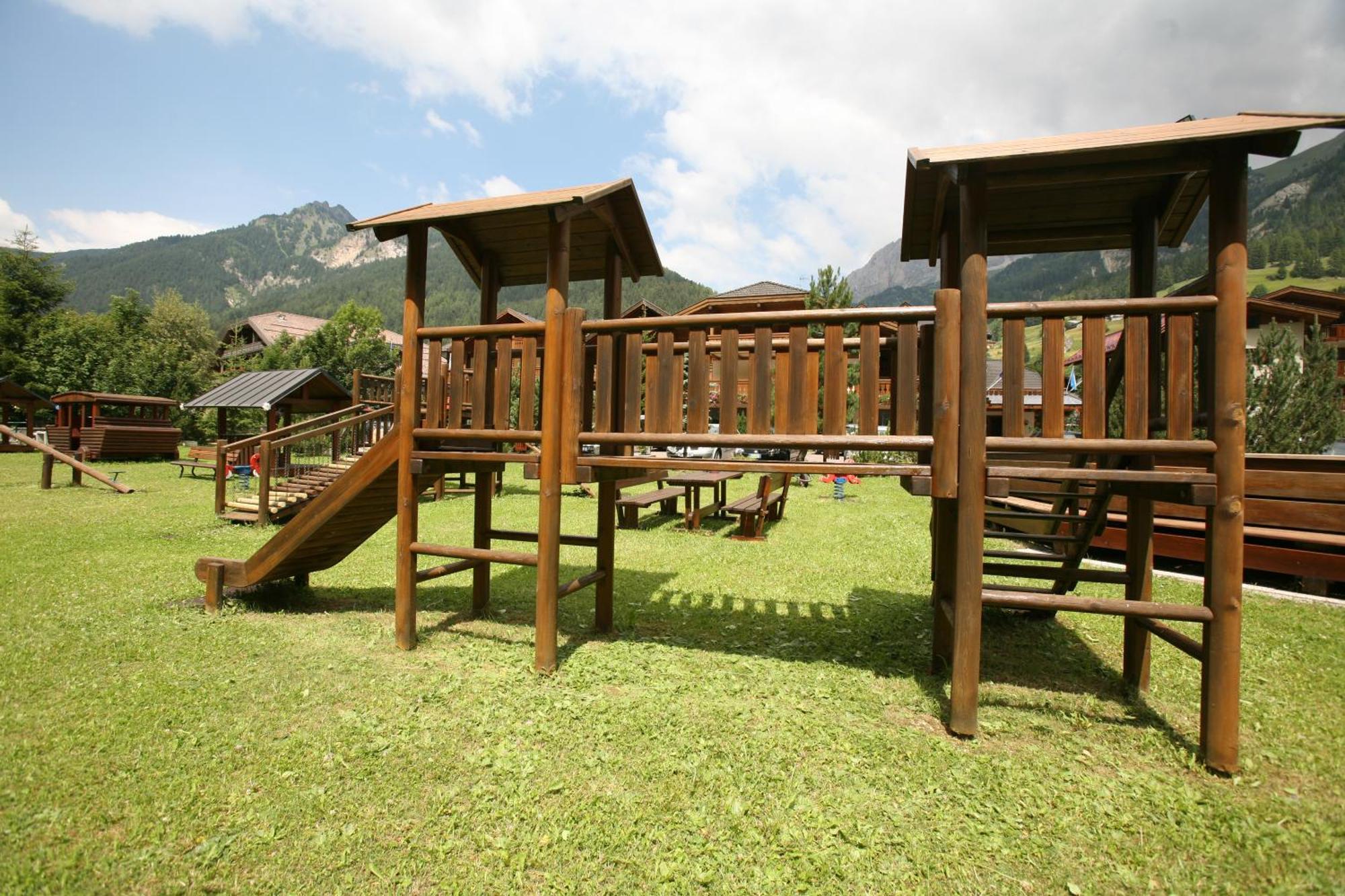 Hotel Sella Ronda Serenella Campitello di Fassa Exterior photo